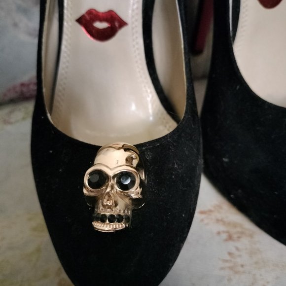 Black high heels with skull accent - Picture 3 of 6